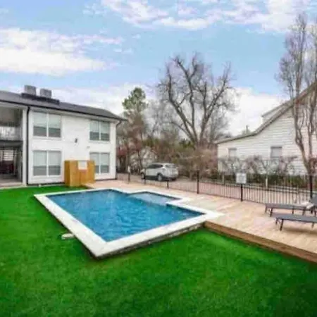 Dallas Boutique Flat + Arboretum Tickets Included